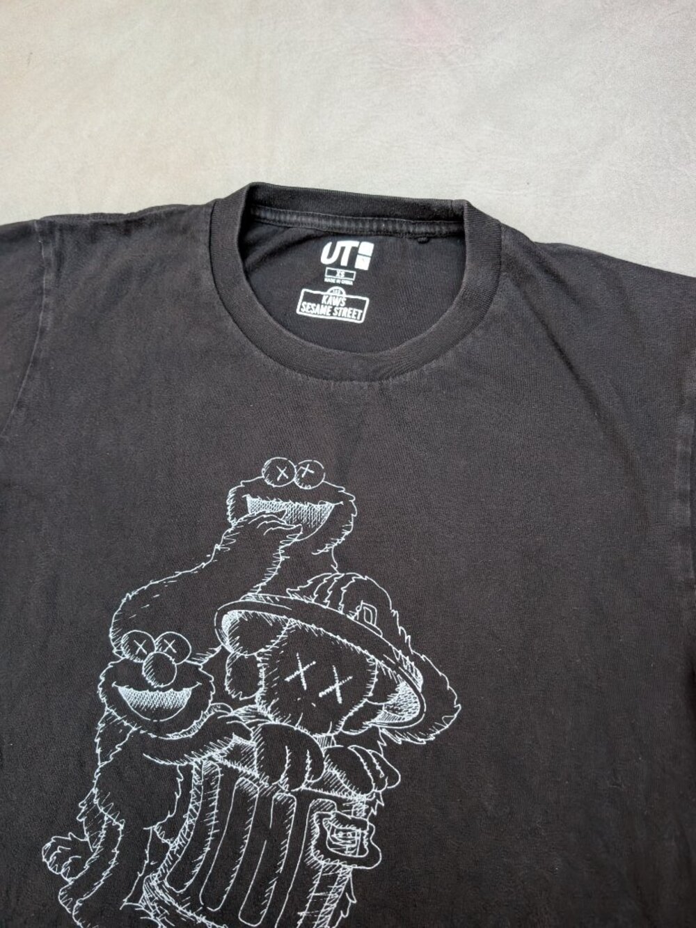 KAWS x Sesame Street x Uniqlo UT Black Graphic Tee XS Streetwear Skater Grunge